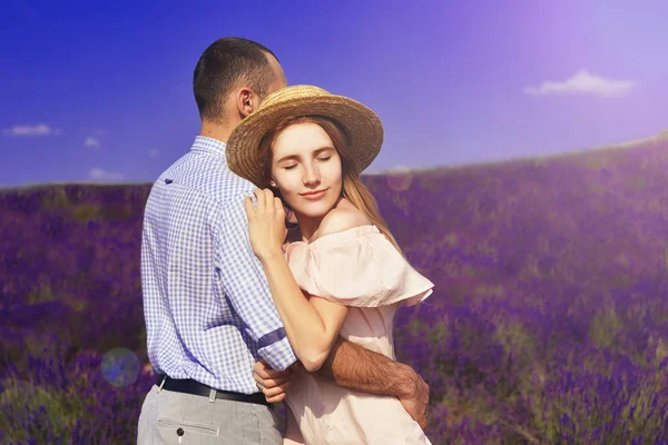 Nettes Junges Verliebtes Paar Einem Lavendelfeld Genießen Sie Einen Moment — Stockfoto