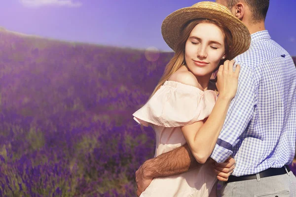 Nettes Junges Verliebtes Paar Einem Lavendelfeld Genießen Sie Einen Moment — Stockfoto