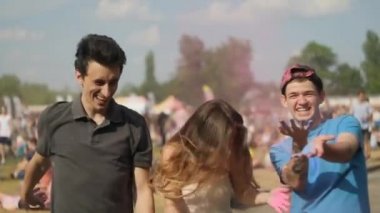 Holi Festival renkler. Çok etnik gruptan oluşan arkadaş holi festival Holi Festivali, serin açık hava partisi eğleniyor çılgın genç insanlar kutlamak. Renkli toz eğlenceli atmak Holi toz var. 