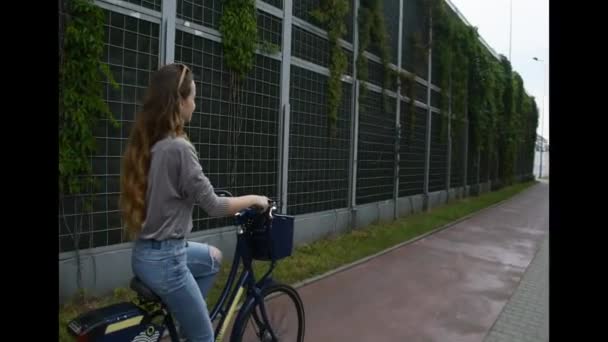骑自行车和喝咖啡或茶的年轻女子 美丽的夏季心情拍摄的年轻女子或女孩骑自行车在城市 女孩与 Cerly 的头发骑自行车回家 Fps — 图库视频影像