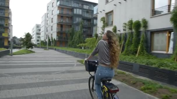 Jonge Vrouw Fiets Rijden Zonnige Dag Mooie Sfeer Schot Van — Stockvideo