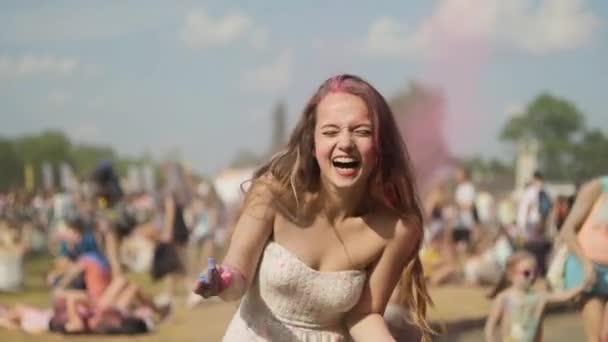 Holi Festival Dei Colori Gli Amici Multietnici Celebrano Festival Holi — Video Stock