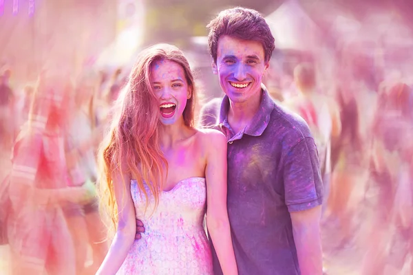 色のホーリー祭 色のホーリー祭のかなり若いカップルの肖像画 少女とカラフルな長いピンクと青髪の少年 顔にカラフルな粉体塗料 祭りの背景の色 — ストック写真