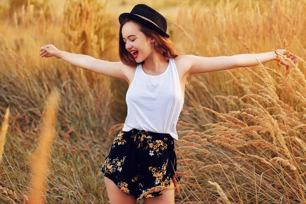 Beauty Girl Aire Libre Disfrutando Naturaleza Pretty Teenage Model Sombrero — Foto de Stock
