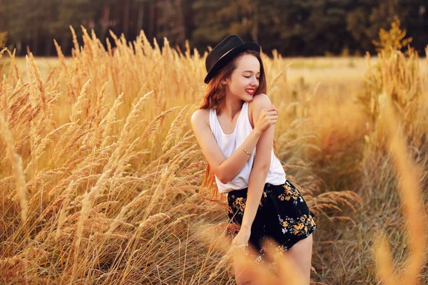 美少女自然を楽しむ屋外 春の畑を走る帽子のかなり十代のモデル 太陽光 小麦畑のロマンチックな若いブロンドの女の子 長い髪を吹いて 幸せな女の子の笑顔 — ストック写真