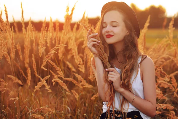 Beauty Girl Aire Libre Disfrutando Naturaleza Pretty Teenage Model Sombrero —  Fotos de Stock