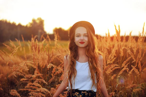 Beauty Girl Aire Libre Disfrutando Naturaleza Pretty Teenage Model Sombrero — Foto de Stock