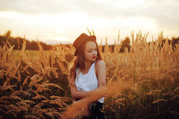 Beauty Girl Aire Libre Disfrutando Naturaleza Pretty Teenage Model Sombrero —  Fotos de Stock