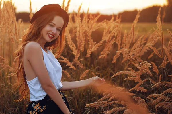 Beauty Girl Aire Libre Disfrutando Naturaleza Pretty Teenage Model Sombrero —  Fotos de Stock