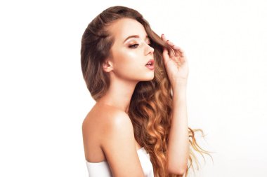 Uzun ve parlak uzun saçlı esmer kız. Güzel model ve kadın ile kıvırcık saç modeli moda makyaj. Bakım ve güzellik saç. Doğal deri üzerinde beyaz izole kadın yüzü portresi.