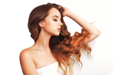 Uzun ve parlak uzun saçlı esmer kız. Güzel model ve kadın ile kıvırcık saç modeli moda makyaj. Bakım ve güzellik saç. Doğal deri üzerinde beyaz izole kadın yüzü portresi.