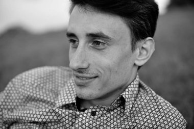 Yakışıklı adam portre siyah ve beyaz dışında gülümse. Öğrenci.