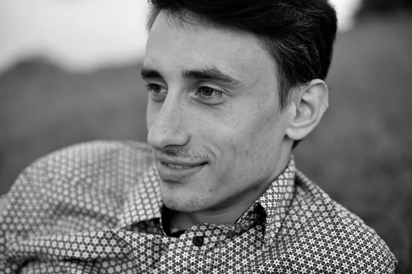 Yakışıklı adam portre siyah ve beyaz dışında gülümse. Öğrenci.