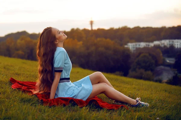 Ελκυστική Νεαρή Γυναίκα Απολαμβάνοντας Χρόνο Έξω Στο Πάρκο Ηλιοβασιλέματος Μοντέλο — Φωτογραφία Αρχείου
