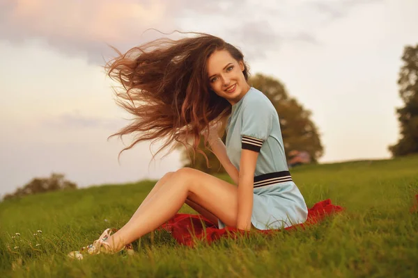 Vacker Ung Kvinna Njuter Sin Tid Utanför Sunset Park Modell — Stockfoto