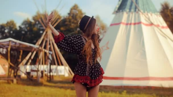 Jovem Turista Falando Telefone Sorrindo Fundo Teepee Tipi Casa Indígena — Vídeo de Stock