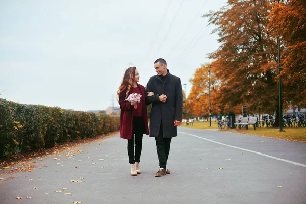 Unga Romantiska Par Vacker Flicka Med Blommor Har Anor Parken — Stockfoto