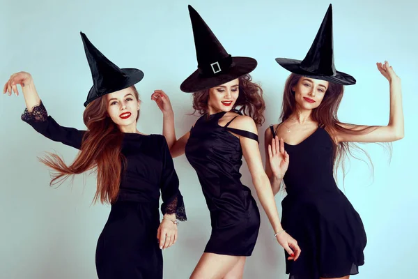 Tres Mujeres Jóvenes Felices Trajes Halloween Bruja Negra Fiesta Sobre — Foto de Stock