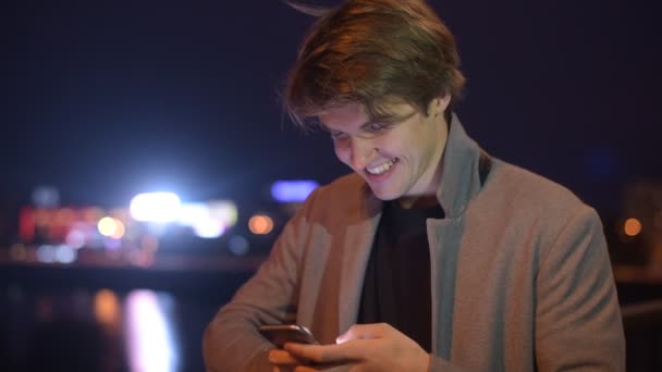 Man Glimlachend Terwijl Hij Selfie Foto Van Het Uitzicht Buiten — Stockvideo