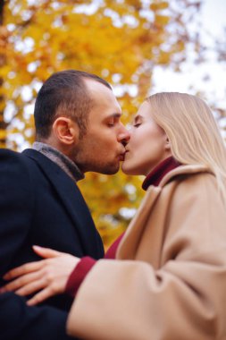 Kız ve erkek ya da tarihi lovers sarıl. İki Park aşık. Sonbahar kavram çıkıyor. Erkek ve kadın ile doğa arka plan üzerinde mutlu yüzler. Sonbahar şehirde yürüyüş aşık genç bir çift. Öpücük