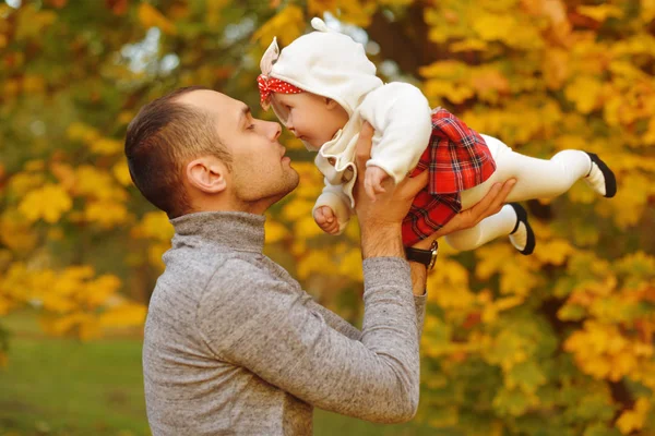 Otec Dcera Podzim Spadané Listí Parku Užívat Krásný Podzimní Den — Stock fotografie