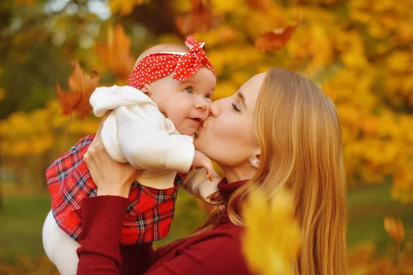 Мать Дочь Осенью Опадали Листья Парке Наслаждаясь Прекрасным Осенним Днем — стоковое фото