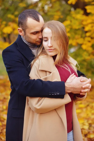Meisje Man Liefhebbers Datum Knuffel Paar Verliefd Park Herfst Dating — Stockfoto