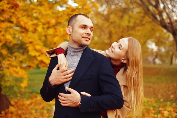 女孩和男人或恋人在约会拥抱 在公园里恋爱的情侣秋季约会的概念 在自然背景上有幸福面孔的男人和女人 恋爱中的一对恋爱中的夫妇在秋天的城市散步 — 图库照片