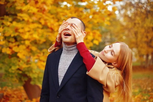 Flickan Och Mannen Eller Älskare Dag Kram Par Kärlek Park — Stockfoto