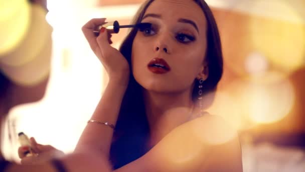 Menina Beleza Perfeita Frente Espelho Faz Maquiagem Modelo Posando Sorriso — Vídeo de Stock