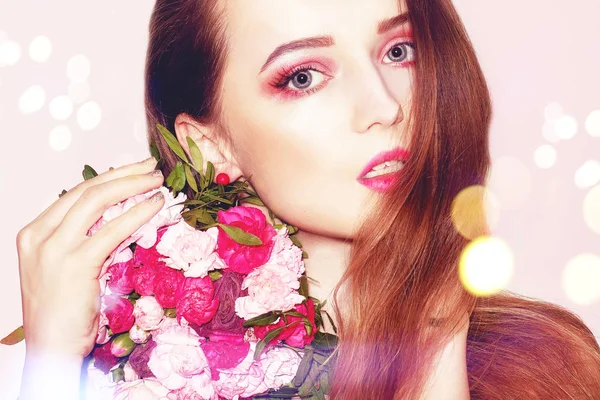 Dziewczyna Kwiatami Studio Model Długo Brunetka Włosy Kobieta Różowe Kwiaty — Zdjęcie stockowe