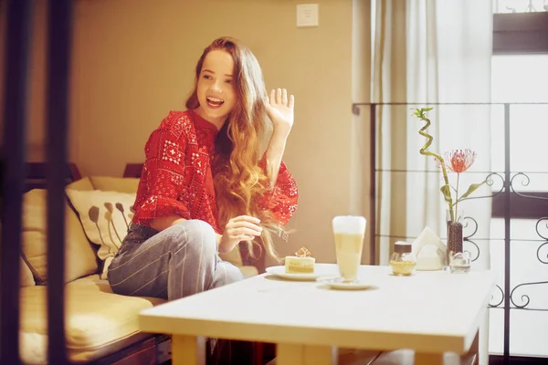 Rapariga Padaria Come Sobremesa Modelo Bonito Café Come Doces Sorrindo — Fotografia de Stock