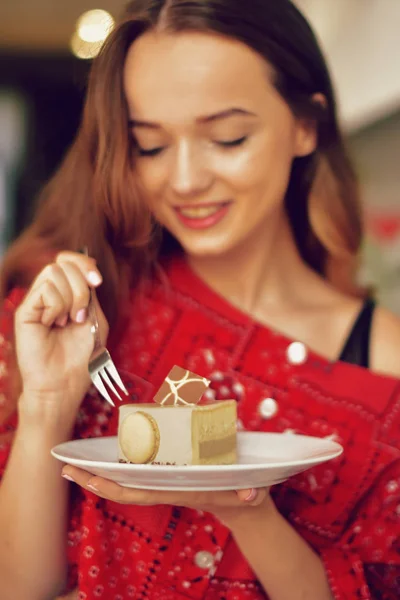 Dziewczyna Piekarni Zjada Deser Piękny Model Kawiarni Spożywa Słodycze Uśmiecha — Zdjęcie stockowe