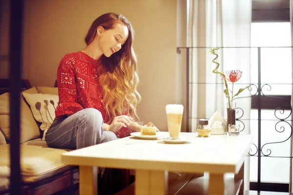 Chica Panadería Come Postre Hermosa Modelo Café Come Dulces Sonriendo —  Fotos de Stock