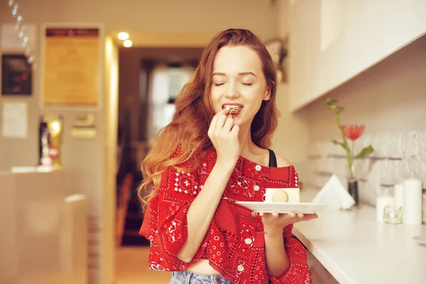 Girl Bakery Eats Dessert Beautiful Model Cafe Eats Sweets Smiling — Stock Photo, Image