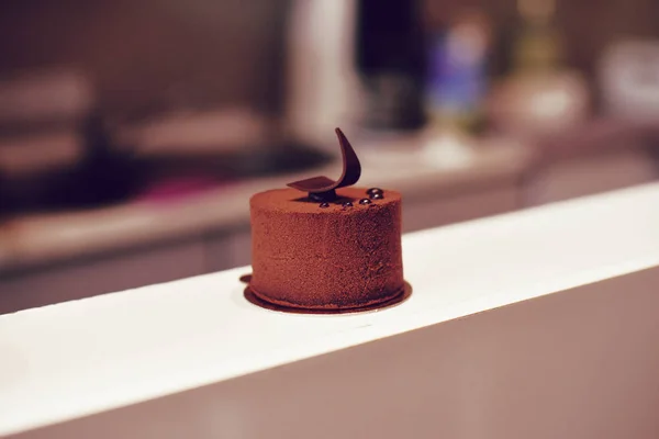 レストラン カフェでのデザートはチョコレート デザートの本のお菓子 — ストック写真