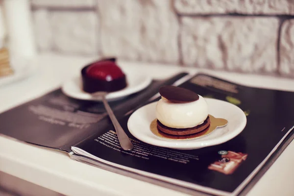 レストラン カフェでのデザートはチョコレート デザートの本のお菓子 — ストック写真