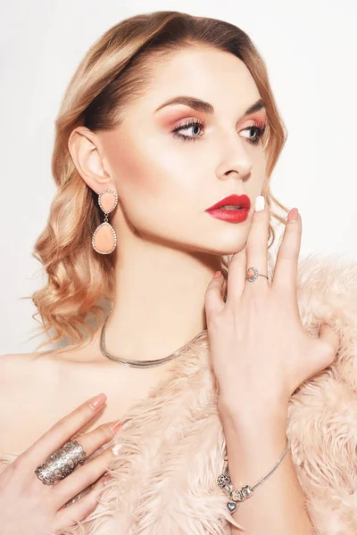Küpeli Yüzüklü Güzel Bir Kadın Mücevher Elmas Modelleri Mücevherli Genç — Stok fotoğraf