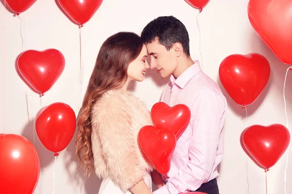 Mann Mit Seiner Entzückenden Liebsten Beim Valentinstag Valentinspaar Paar Küsst — Stockfoto