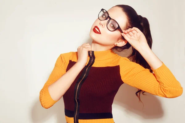 Schönheit Mode Brünettes Model Mädchen Mit Stilvoller Brille Sexy Frau — Stockfoto