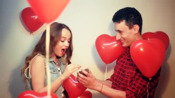 Man Geeft Een Cadeautje Aan Zijn Lieftallige Meisje Valentijnsdag Van — Stockvideo