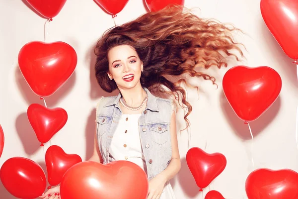 Valentine Menina Beleza Com Balões Vermelho Rindo Fundo Branco Jovem — Fotografia de Stock