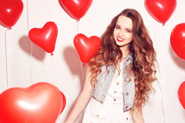 Valentine Menina Beleza Com Balões Vermelho Rindo Fundo Branco Jovem — Fotografia de Stock