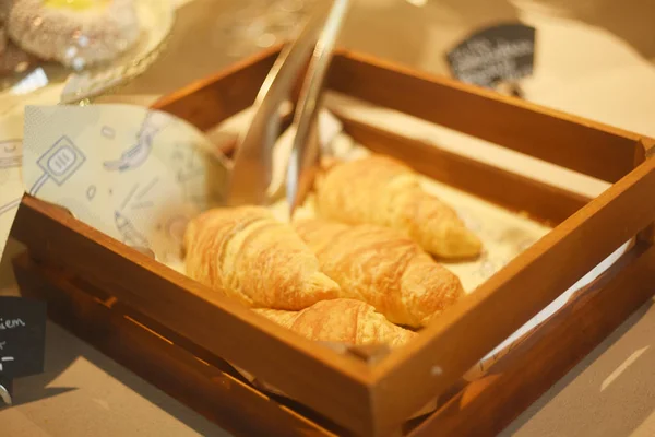 Croissant Una Trama Cesto Negozio Panetteria Croissant Burro Fresco — Foto Stock