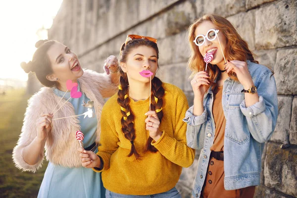 Grup Trzy Dziewczyny Śmieszne Usta Okulary Gwiazdy Papierowe Serca Kij — Zdjęcie stockowe