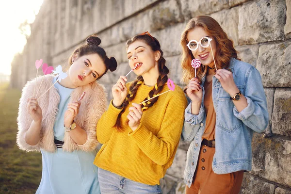 Drei Mädchen Mit Lustigen Lippen Brillen Sternen Papierherzen Stock Amüsieren — Stockfoto