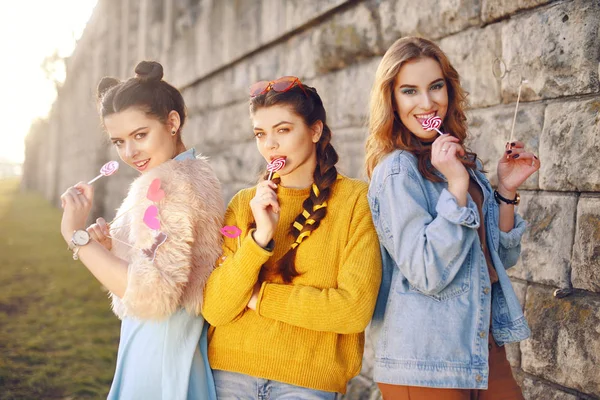 Grup Τρία Κορίτσια Αστεία Χείλη Γυαλιά Αστέρια Χαρτί Καρδιές Στικ — Φωτογραφία Αρχείου