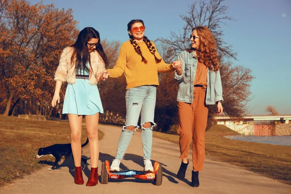 Trois Belles Filles Hoverboard Relations Amies Marcher Actif Nouvelles Technologies — Photo