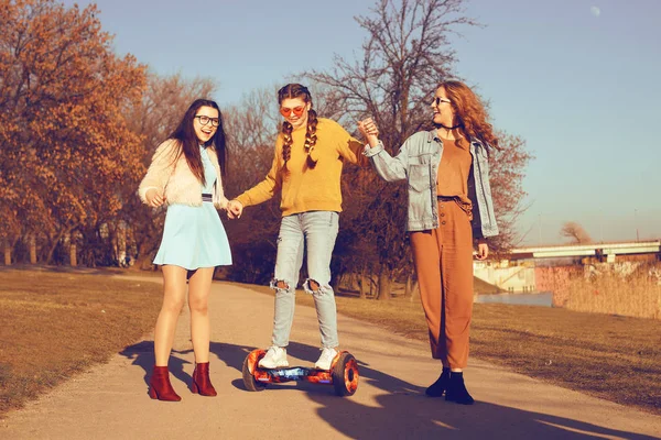 Trzy Piękne Dziewczyny Hoverboard Relacji Dziewczyny Spacerem Aktywne Nowe Nowoczesne — Zdjęcie stockowe