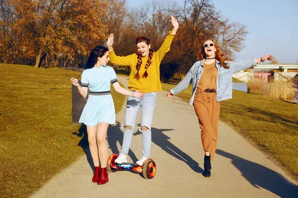 Trois Belles Filles Hoverboard Relations Amies Marcher Actif Nouvelles Technologies — Photo